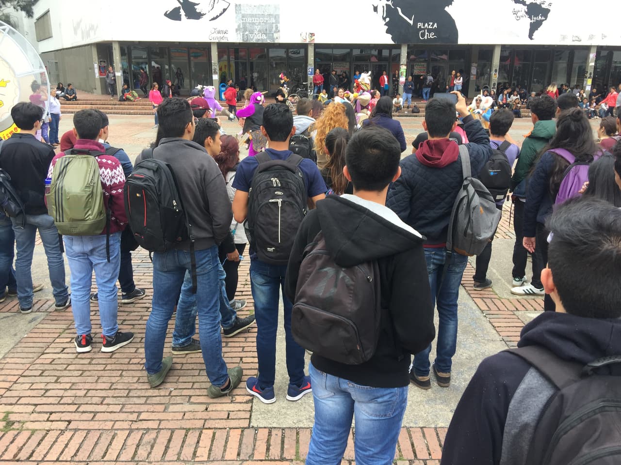 Más de 200 personas acudieron a la procesión en la Universidad Nacional, uno de los lugares donde hicieron su aparición. Los asistentes participaron en actividades como el batear emojis de carita feliz.