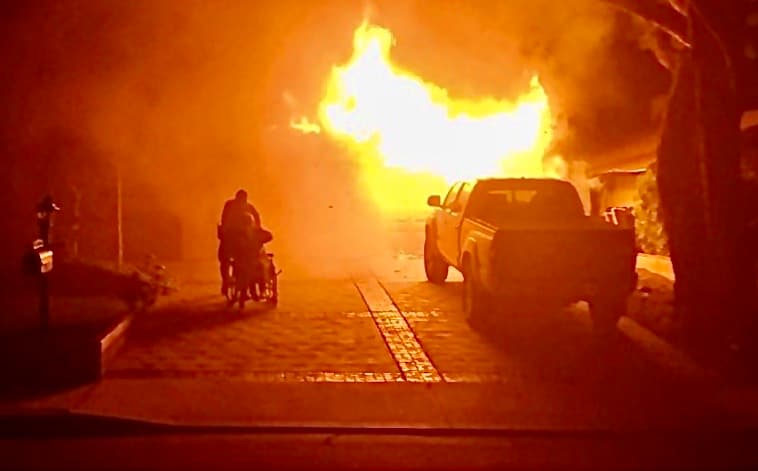 Rescatan a pareja de ancianos de una casa en llamas al sur del Valle Central