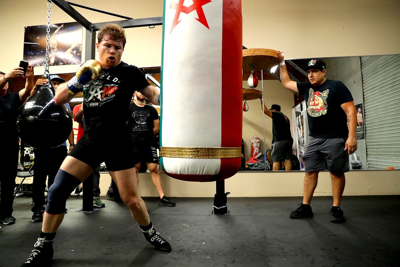Los días martes, jueves y sábados, 'Canelo' se pone el equipo de protección para subirse al ring y hacer sparring.