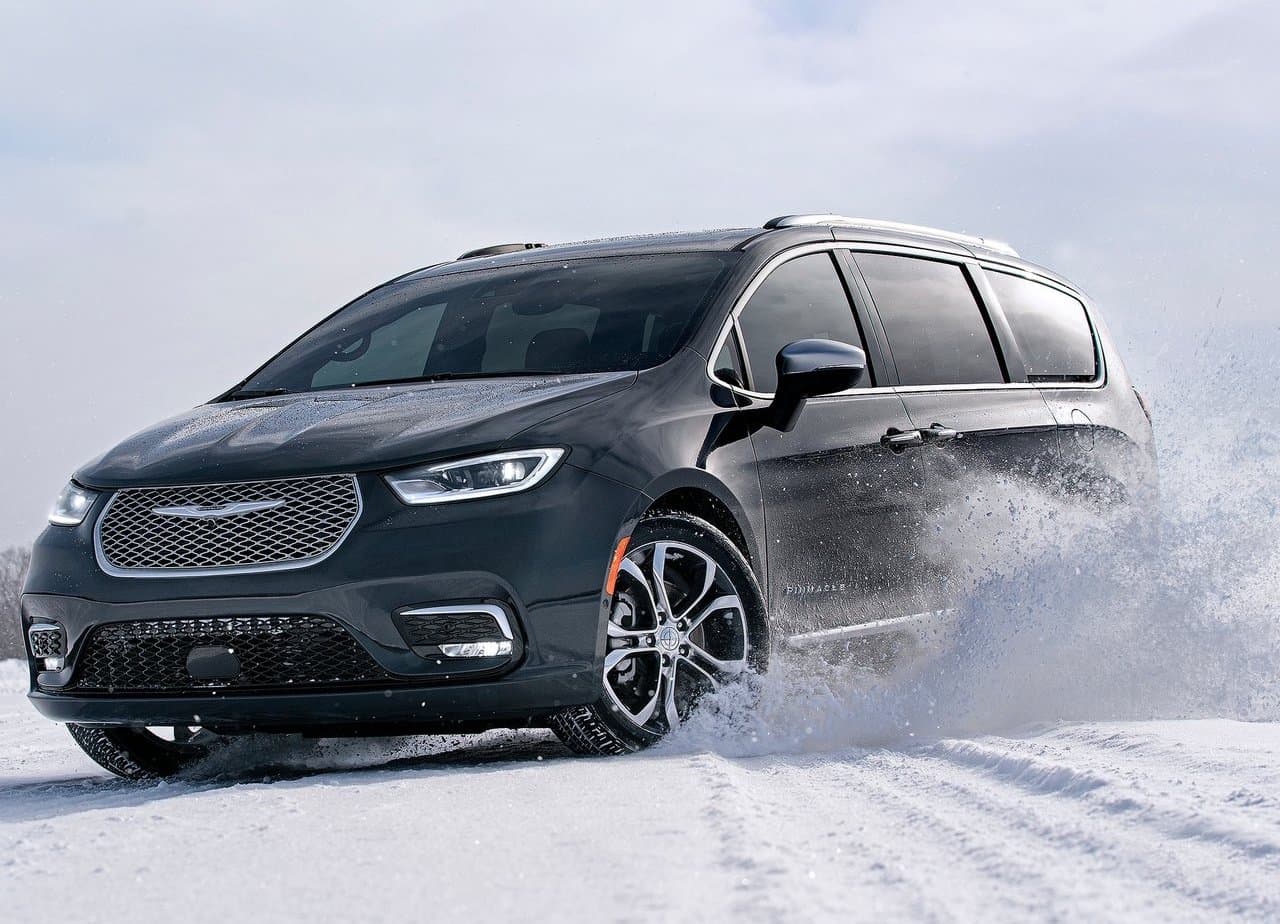 En el marco del Auto Show de Chicago 2020, Chrysler presentó a los medios de comunicación la edición 2021 de su minivan, Pacifica, que se destaca por recibir una actualización de medio ciclo de vida, con la que mejora en apariencia y adopta, tras muchos años de espera, un sistema de tracción integral.