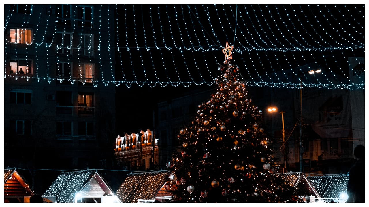 <b>Al colgar luces, usa clips, no clavos,</b> pues estos las pueden dañar. ¡Ah! Y mantenlas lejos de telas, cortinas, puertas, ventanas y otras decoraciones.