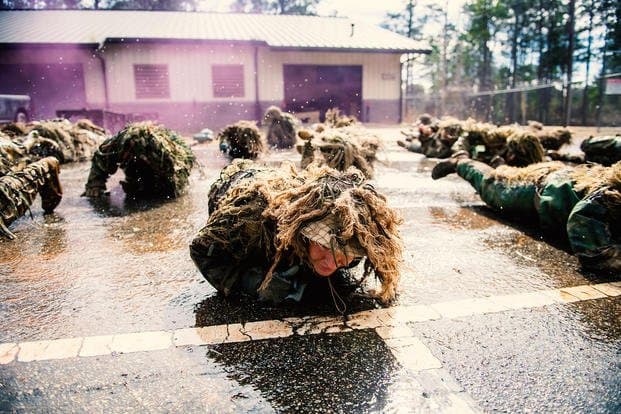 Por primera vez una mujer se gradúa como francotiradora del Ejército de EEUU