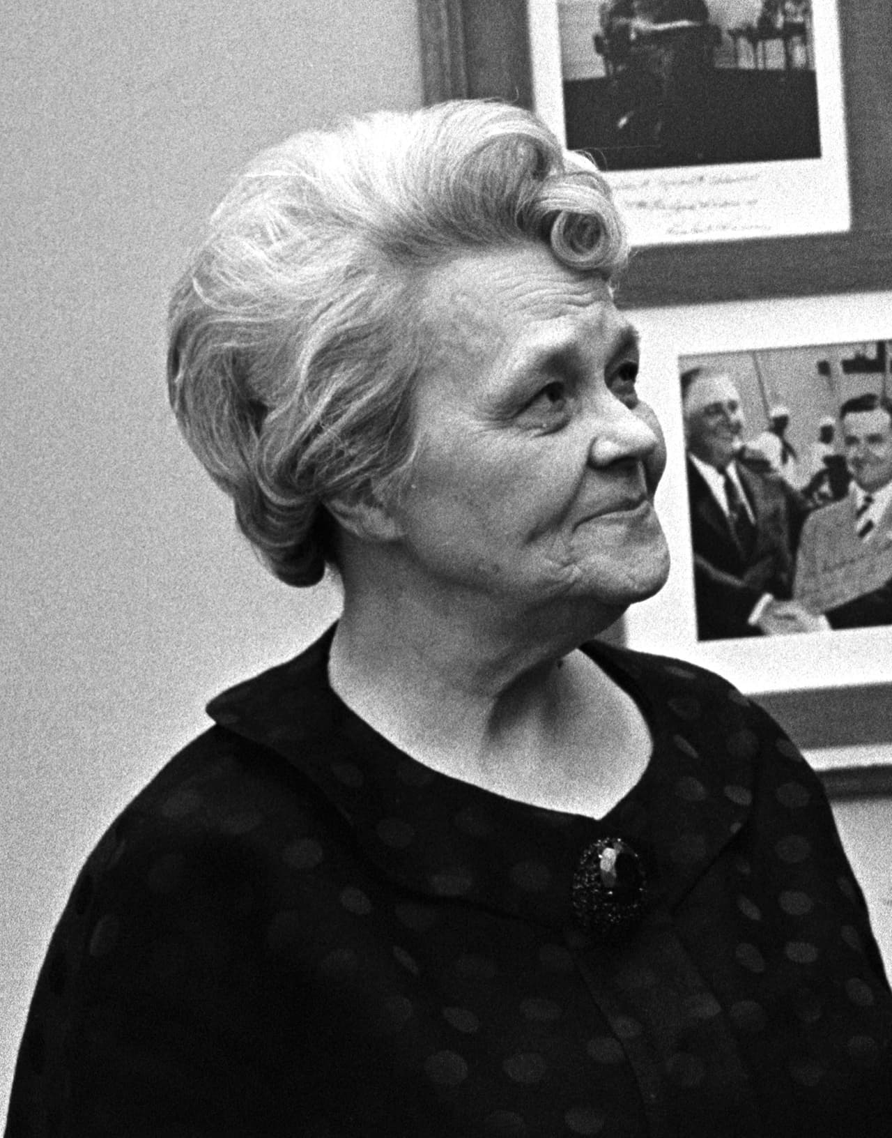 <b>Lera Millard Thomas (1900-1993).</b> Después de que su esposo Albert muriera de cáncer en 1966, Thomas se lanzó a la arena política y se convirtió en la primera congresista por Texas. Madre de dos hijas, continuó viajando de la capital del país hasta Houston con frecuencia. En 1968, se convirtió en un importante enlace entre el 
<i>Houston Chronicle</i> y los soldados que pelearon en la guerra de Vietnam.
