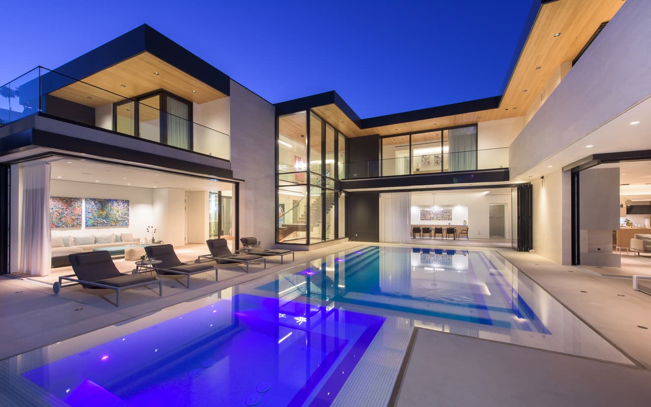 Heavy reseña que la casa de tres pisos está ubicada en el 9255 Swallow Drive, en el exclusivo vecindario de Doheny Estates.
<br>