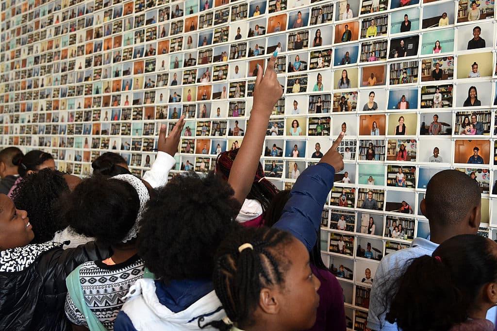 Las fotografías de los participantes del proyecto City Point Scrollathon figuran en una de las piezas en el edificio City Point así como en la página web de Scrollathon.