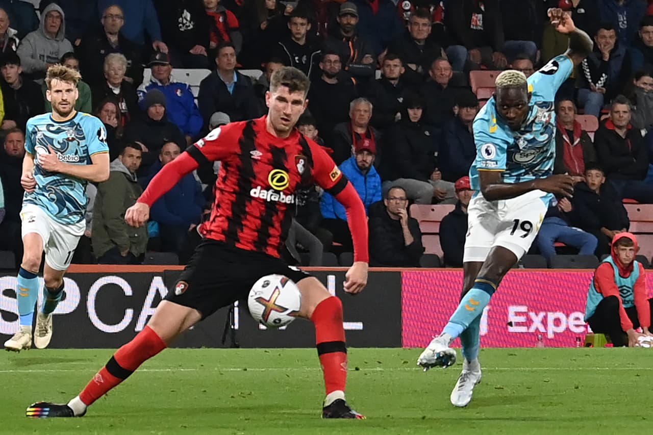 Grandes emociones en el cierre de la Jornada 12 de la Premier League con triunfos de Manchester United, Liverpool, Southampton y Newcastle, además empate del Chelsea ante Brentford.