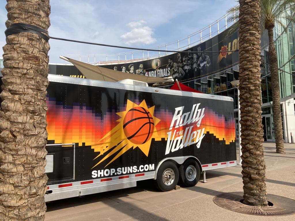 Las camisetas, gorras y hasta corbatas de los Phoenix Suns son los artículos en demanda en las últimas semanas en la ciudad.