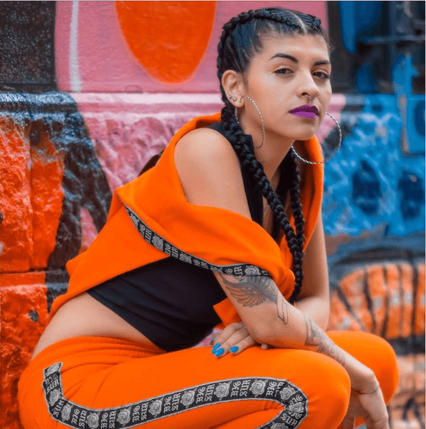 Se llama Julieta Cazzuchelli, pero se quedó con el 'Cazzu" de los años de escuela. Con ese nombre grabó su primer gran éxito 'Loca', junto a dos raperos muy populares en Argentina, Khea y Duki, con el que superó los 380 millones de vistas en Youtube.