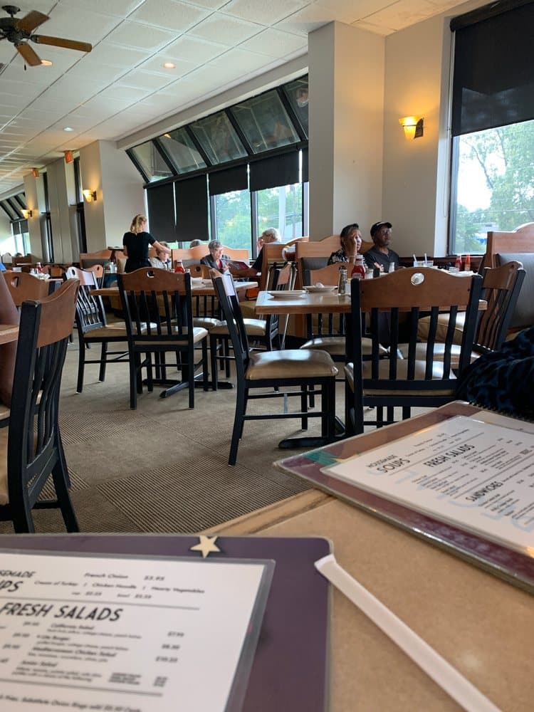 <b>Landmark Diner Restaurant</b>
<br>Dirección: 4429 Central Ave. Charlotte, NC. 28205
<br>Teléfono: (704) 532-1153
<br>Sitio web: 
<a href="http://www.landmarkdinercharlottenc.com/">http://www.landmarkdinercharlottenc.com/</a> 
<br>
<b><a href="https://www.yelp.com/map/landmark-diner-restaurant-charlotte">Cómo llegar</a></b>
<br>
<br>Landmark Restaurant Diner ha aparecido en el programa de televisión Diners, Drive-ins and Dives de Food Network por su clásica comida reconfortante estadounidense. Este amado restaurante ha estado sirviendo deliciosos platos durante más de 40 años.
