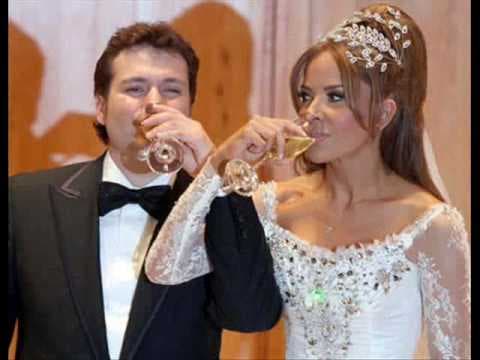 Después de varios años de relación Armando y Gloria contrajeron matrimonio por la vía civil en una ceremonia íntima y, un año después, el 18 de diciembre de 2009, se unieron en una ceremonia religiosa.