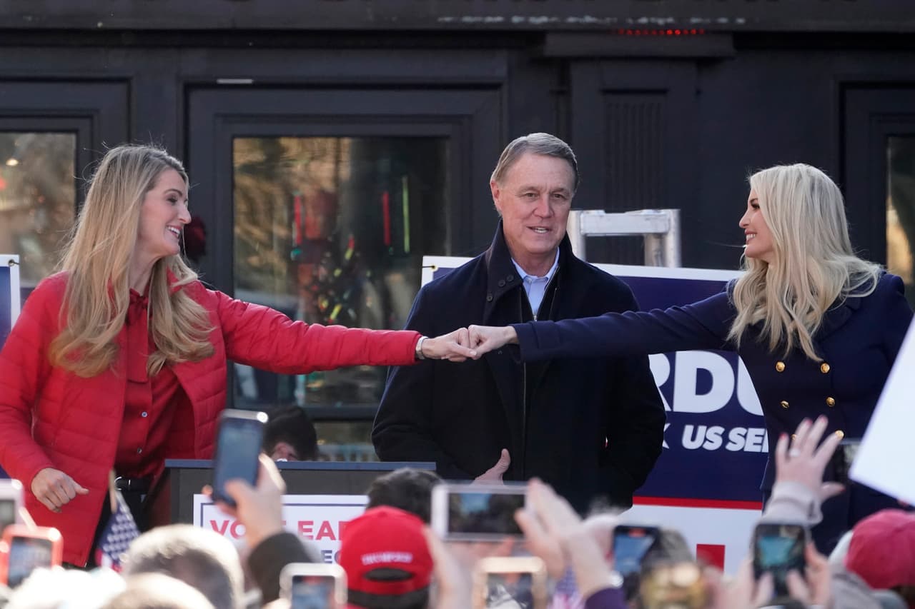 <a href="https://www.univision.com/temas/ivanka-trump">Ivanka Trump</a>, a la derecha, hija del presidente saluda a la senadora republicana 
<a href="null">Kelly Loeffler</a>, ante la mirada del senador republicano 
<a href="https://www.univision.com/local/atlanta-wuvg/elecciones-estados-unidos-2020/david-perdue-senador-georgia-seguidor-de-trump-reeleccion">David Perdue</a>, durante un mitin de campaña, en Milton, Georgia. Tanto Perdue como Loeffler quieren mantener sus sillas y el control del partido en el senado.