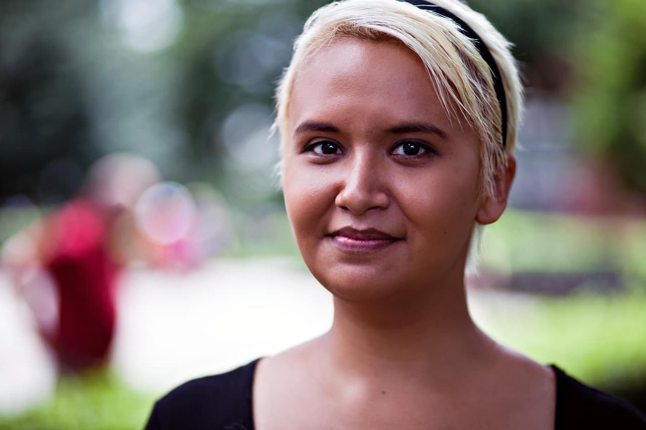 <b>Anita Estrada, enfermera</b>: “Creo que siempre he tenido pensamientos suicidas, incluso en la niñez. Nunca lo intenté de pequeña pero recuerdo pensar: bueno, espero acostarme a dormir y no despertar. Crecí en un hogar cristiano y el suicidio era un pecado, así que nunca se lo conté a nadie. Todo se hizo más obvio en mis veintes cuando me diagnosticaron depresión con ansiedad atípica, y después de mi primer intento lo cambiaron a desorden bipolar. Mi último intento fue en 2011 y fue muy feo. En esa época yo no quería estar medicada por el resto de mi vida, así que, contra la voluntad de mi médico, dejé de tomar las pastillas. Dejé de comer y de dormir y después intenté quitarme la vida. Estuve hospitalizada casi dos semanas. Pero con la terapia y la medicación todo mejoró. Lo que no quiero decirle a nadie que amo es que nunca lo haré de nuevo porque no lo sé. No puedo predecir el futuro, ni saber si los medicamentos dejarán de funcionar o si cambiarán mis circunstancias y ya no podré pagarlos”.
<br>