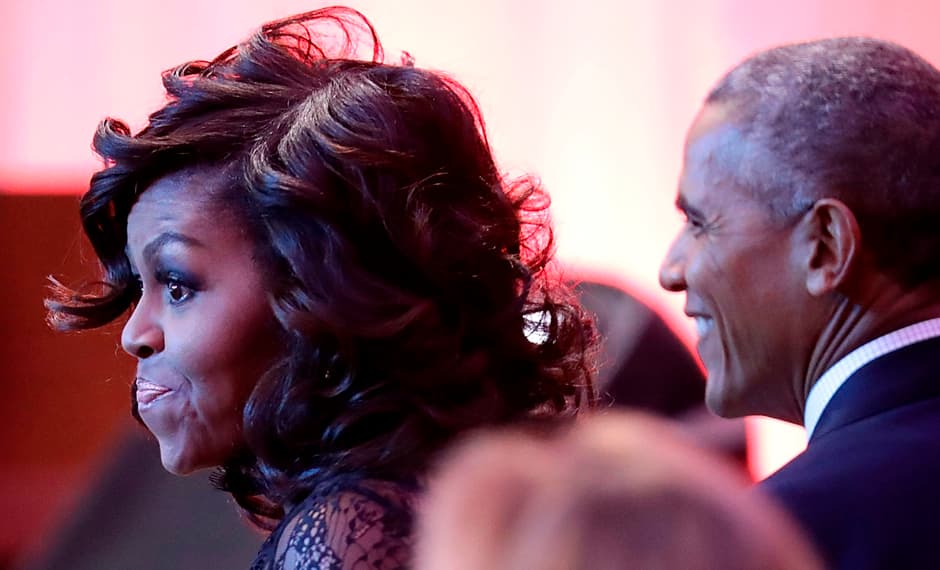 Últimamente la melena de Michelle Obama luce con cuerpo y movimiento. En el evento
<a href="https://www.whitehouse.gov/the-press-office/2016/10/22/remarks-president-bet-concert-love-happiness-musical-experience">Bet’s “Love and Happiness: A Musical Experience</a>’ celebrado el 21 de octubre, llevó
<b>el pelo suelto y rizado</b>. La forma en la que se lo estilizaron la hizo verse fantástica y moderna.