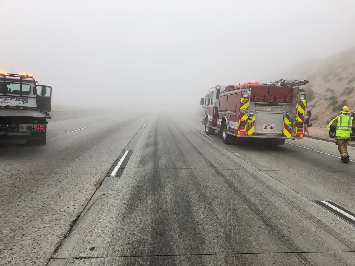 Los choques ocurrieron en los carriles en dirección sur de esta carretera, que conecta a Los Ángeles y Las Vegas.
