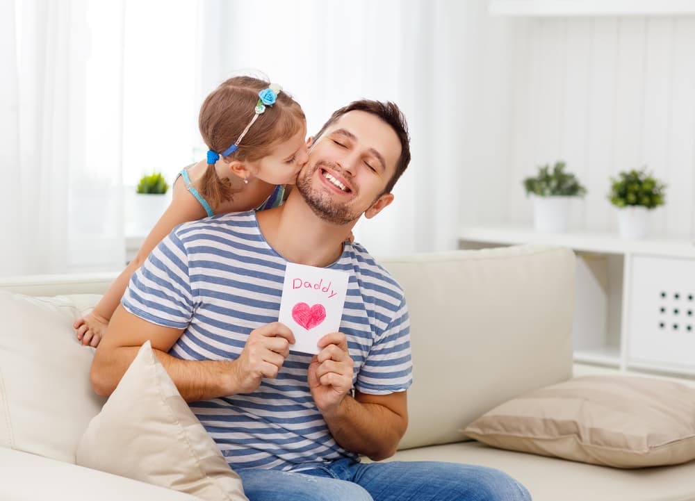 No olvides que cualquier regalo es bueno si se ofrece con amor y consideración al padre que cuando éramos niños pasó tantas horas de desvelo cuidándonos y trayendo el pan a la casa. Un buen abrazo y el reconocimiento y respeto de sus hijos es el mejor regalo que podemos darle siempre en cualquier momento.