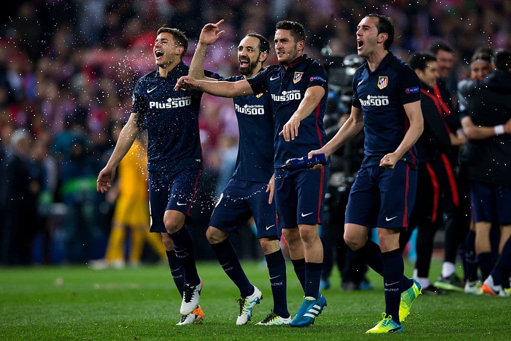En la base de todo están los dos técnicos. Diego Simeone y Josep Guardiola, uno argentino el otro español, uno privilegia el orden defensivo, el otro la creatividad con el esférico. Uno puede hacer daño sin él, el otro lo necesita a toda costa.