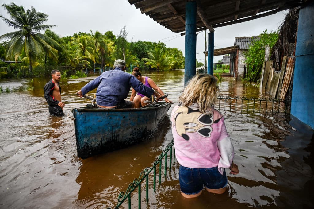 Vecinos y amigos también ayudaron a los más afligidos por la inundación que provocó el huracán Helene en Guanimar, Cuba.