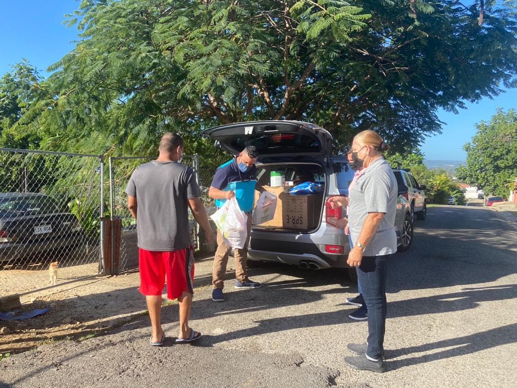 También, se le entregó compra a una familia.