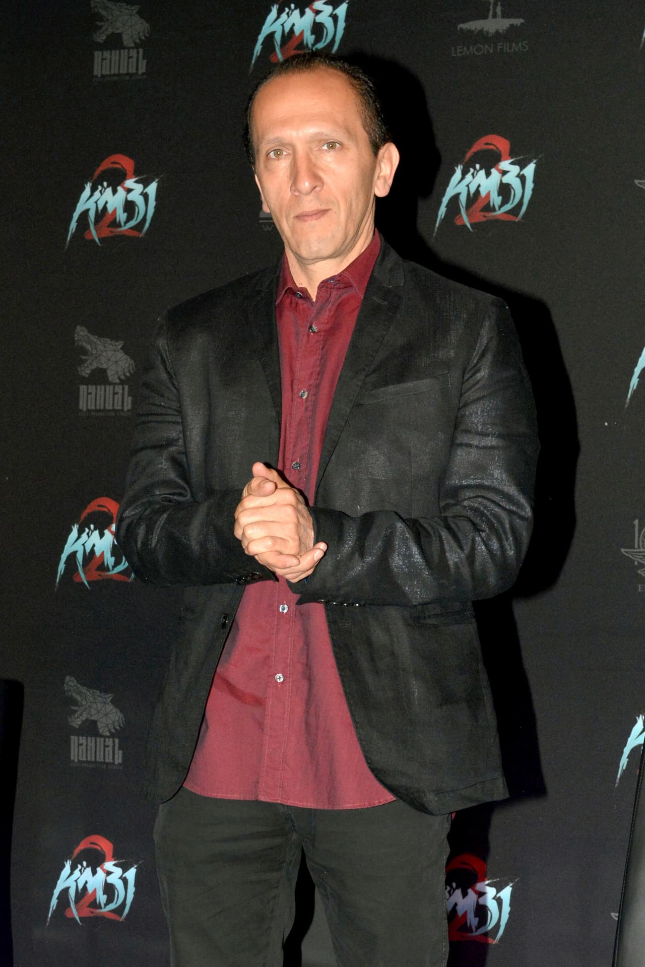 "Lo que él hace es por amor, que luego 
<b>resulte un títere</b> ya es otra cosa. Lo que todos quisimos fue no agarrar el caminó facilón, así que hay varias cosas que la gente no espera", mencionó el actor sobre las expectativas del público.