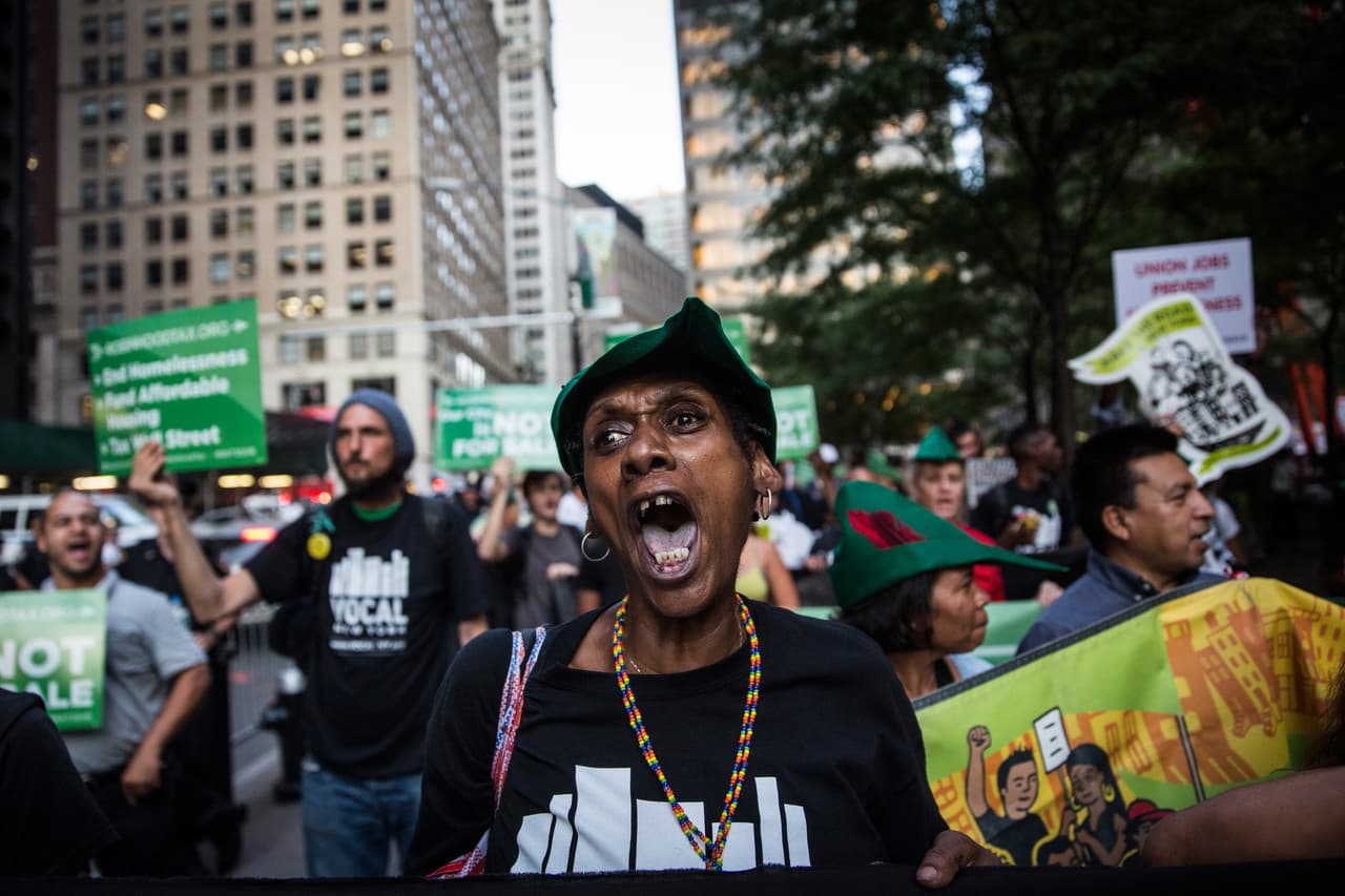 Protestan exigiendo opciones de vivienda más asequibles para los desamparados y pobres.