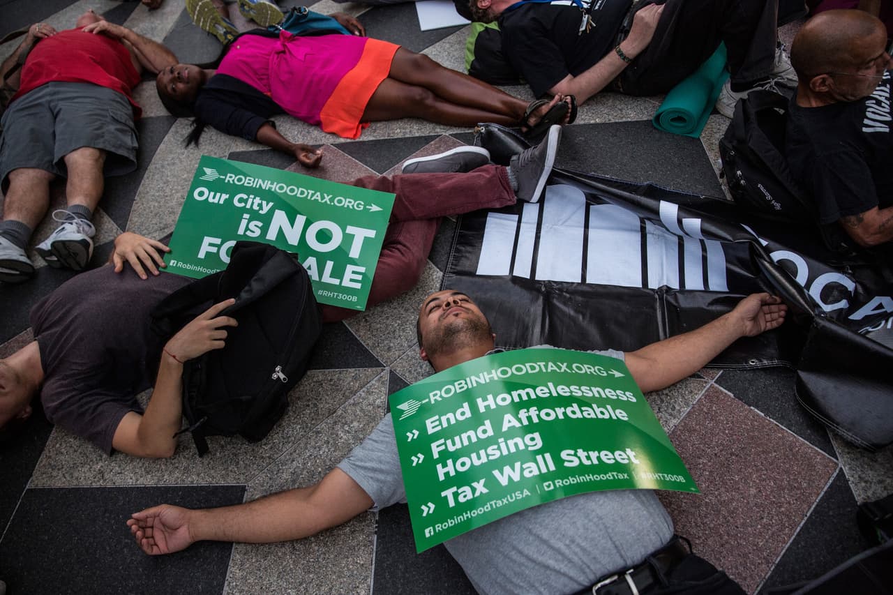 Protestan exigiendo opciones de vivienda más asequibles para los desamparados y pobres.