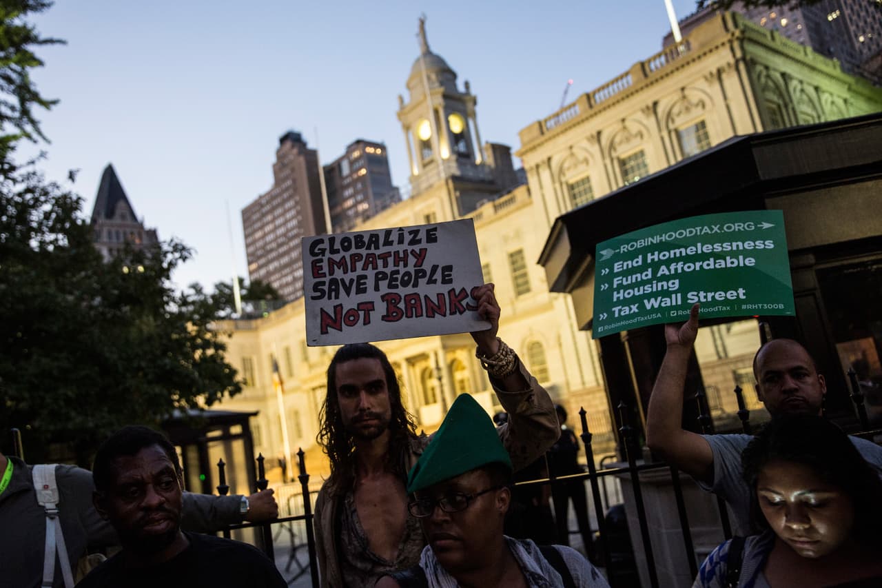 Protestan exigiendo opciones de vivienda más asequibles para los desamparados y pobres.