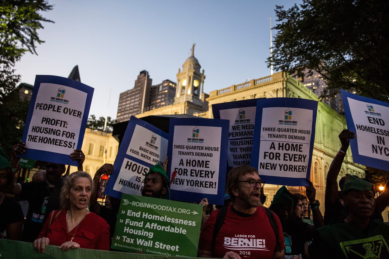 Protestan exigiendo opciones de vivienda más asequibles para los desamparados y pobres.