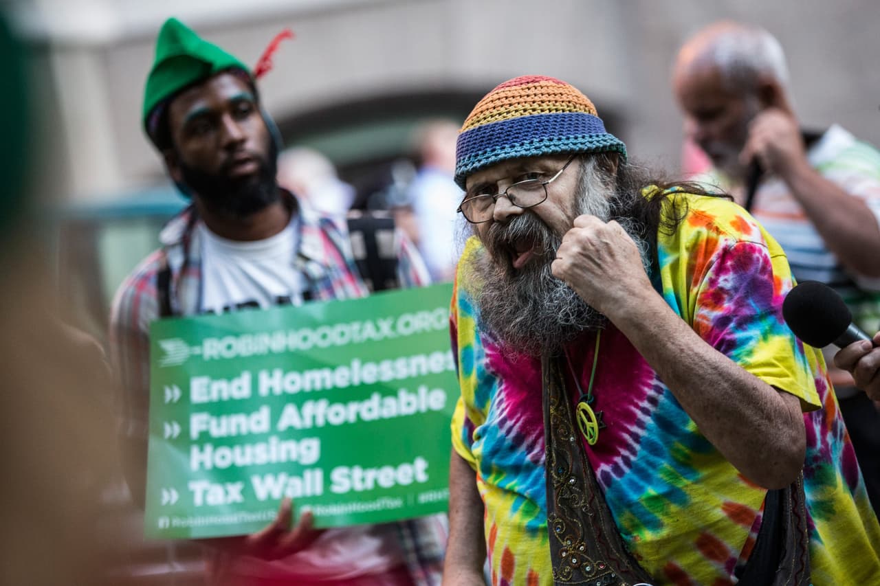 Protestan exigiendo opciones de vivienda más asequibles para los desamparados y pobres.