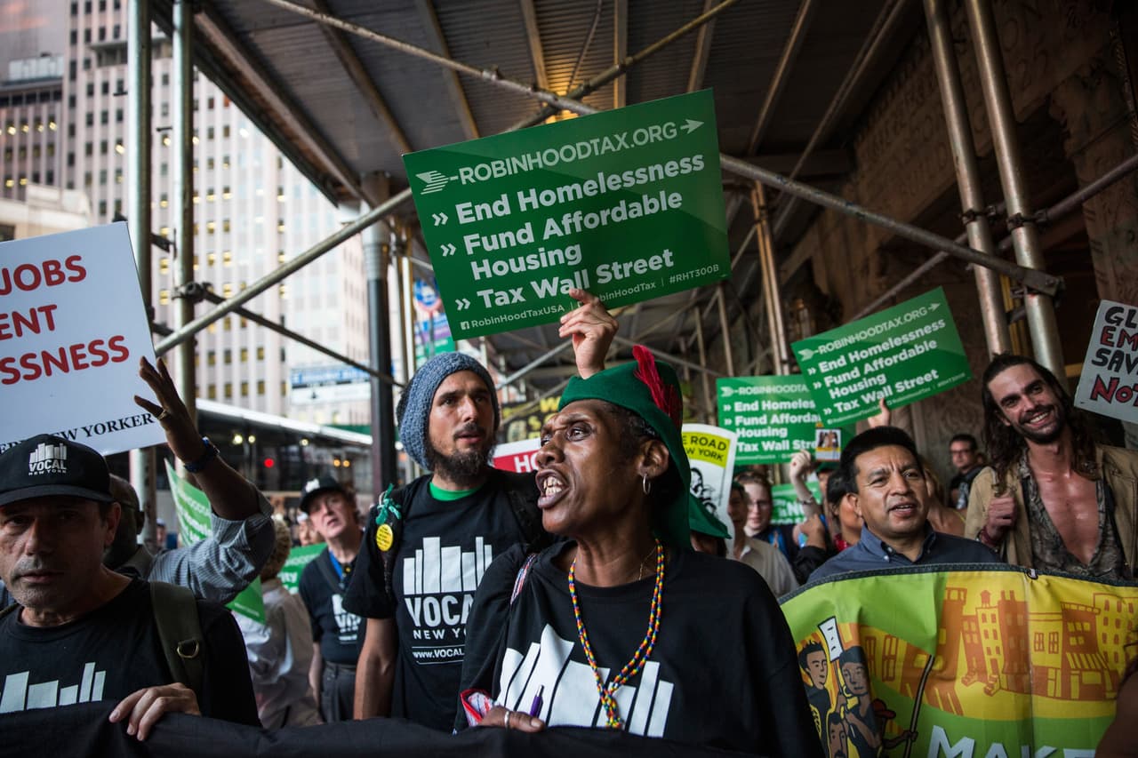 Protestan exigiendo opciones de vivienda más asequibles para los desamparados y pobres.