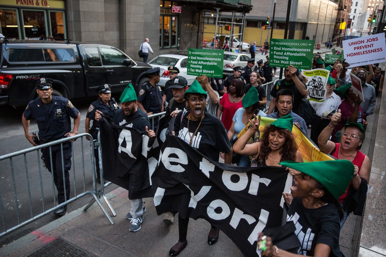 Protestan exigiendo opciones de vivienda más asequibles para los desamparados y pobres.