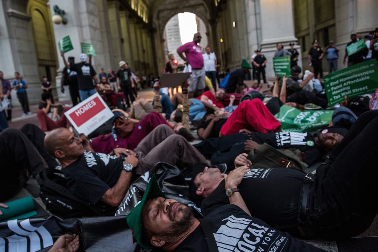 Protestan exigiendo opciones de vivienda más asequibles para los desamparados y pobres.