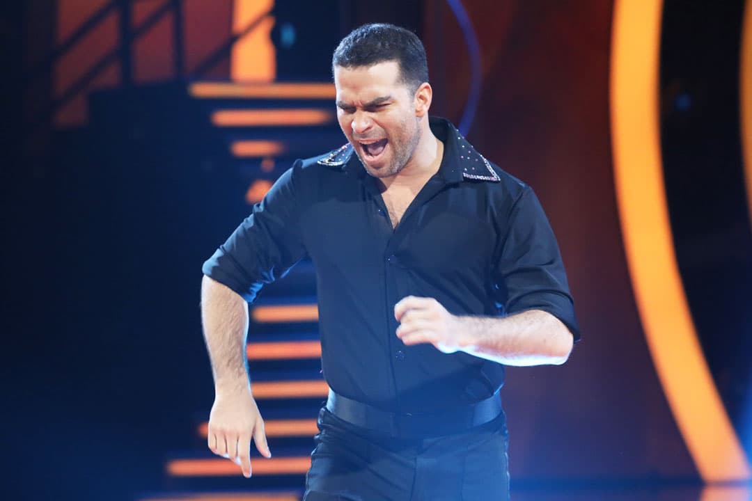 Alejandro Nones bailó una salsa y se notó que la gozó en todo momento.
