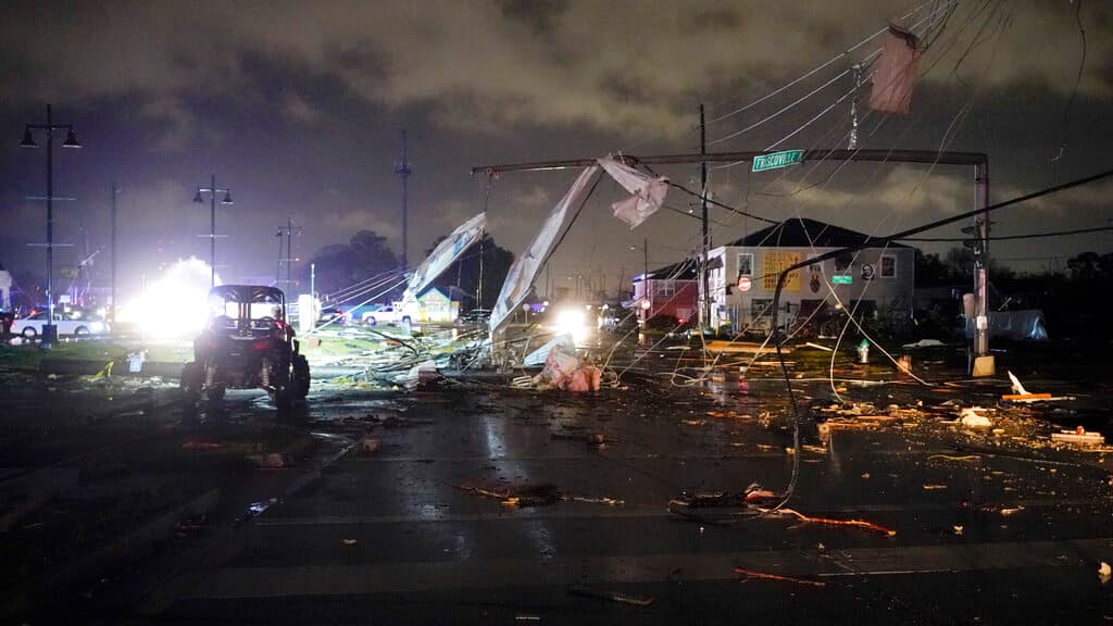 Líneas eléctricas rotas por los escombros que arrojó por los aires el tornado. Algunos postes de luz quedaron en el suelo o a punto de caer, obligando a trabajadores de emergencias a recorrer lentamente los vecindarios que quedaron a oscuras.