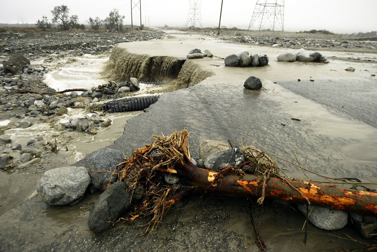 Las primeras lluvias de octubre de 2004 en las zonas afectadas por incendios durante el verano causaron deslaves y torrenteras que afectaron a áreas próximas a las montañas del sur de California, como Rancho Cucamonga.