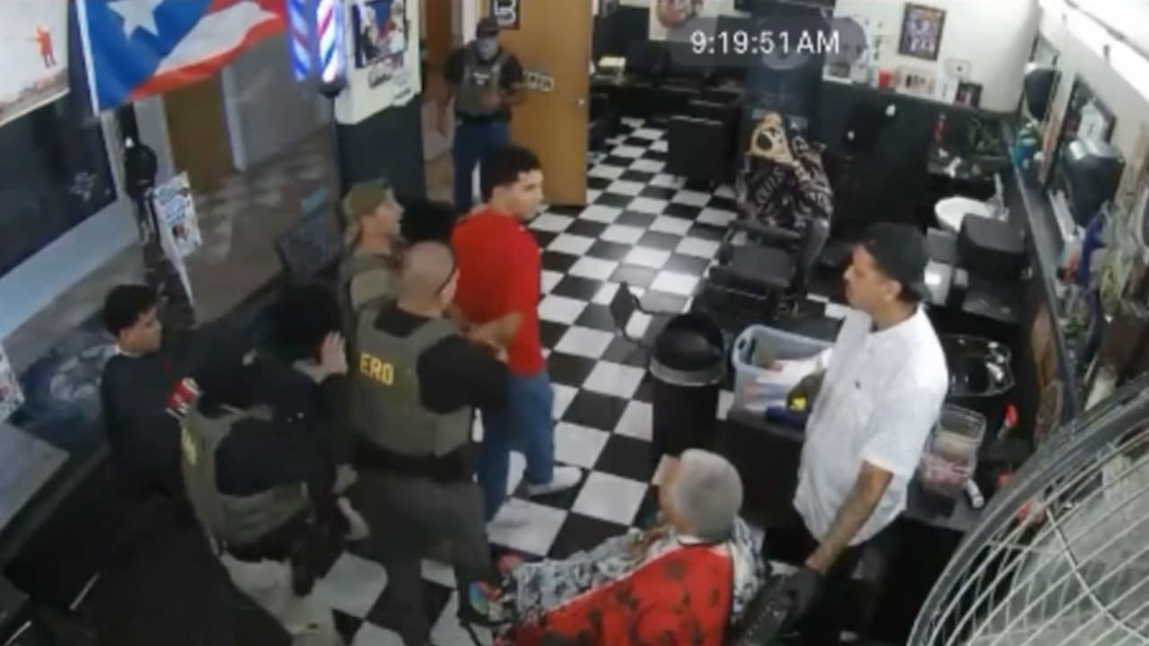 Agentes federales irrumpen en una barbería y detienen a un inmigrante hispano: todo quedó en video
