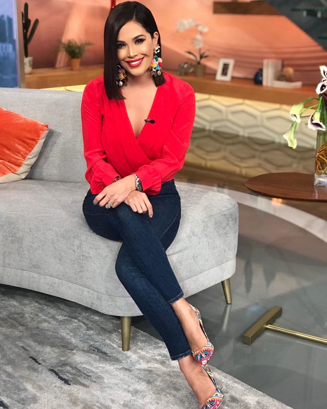 Si te invaden las ganas de portar algo que simbolice a Estados Unidos no tienes que invertir, busca en tu guardarropa una blusa roja sin estampado y un pantalón o falda de mezclilla ¡y listo! Mira cómo lo hizo la conductora mexicana en esta imagen.
<br>