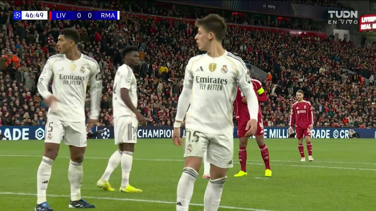 ¡TIRO ATAJADO! disparo por Virgil van Dijk.