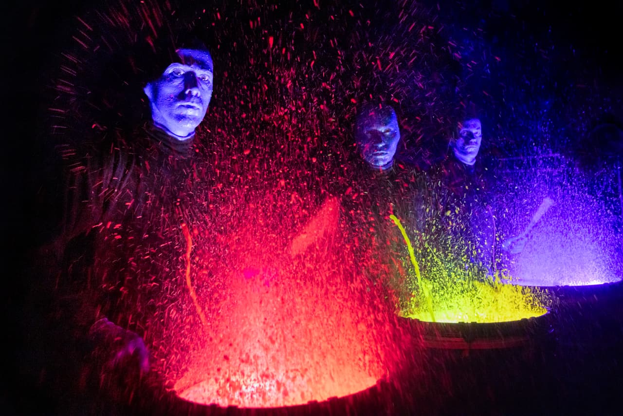 Blue Man Group combina música, arte y comedia en una experiencia multisensorial única.