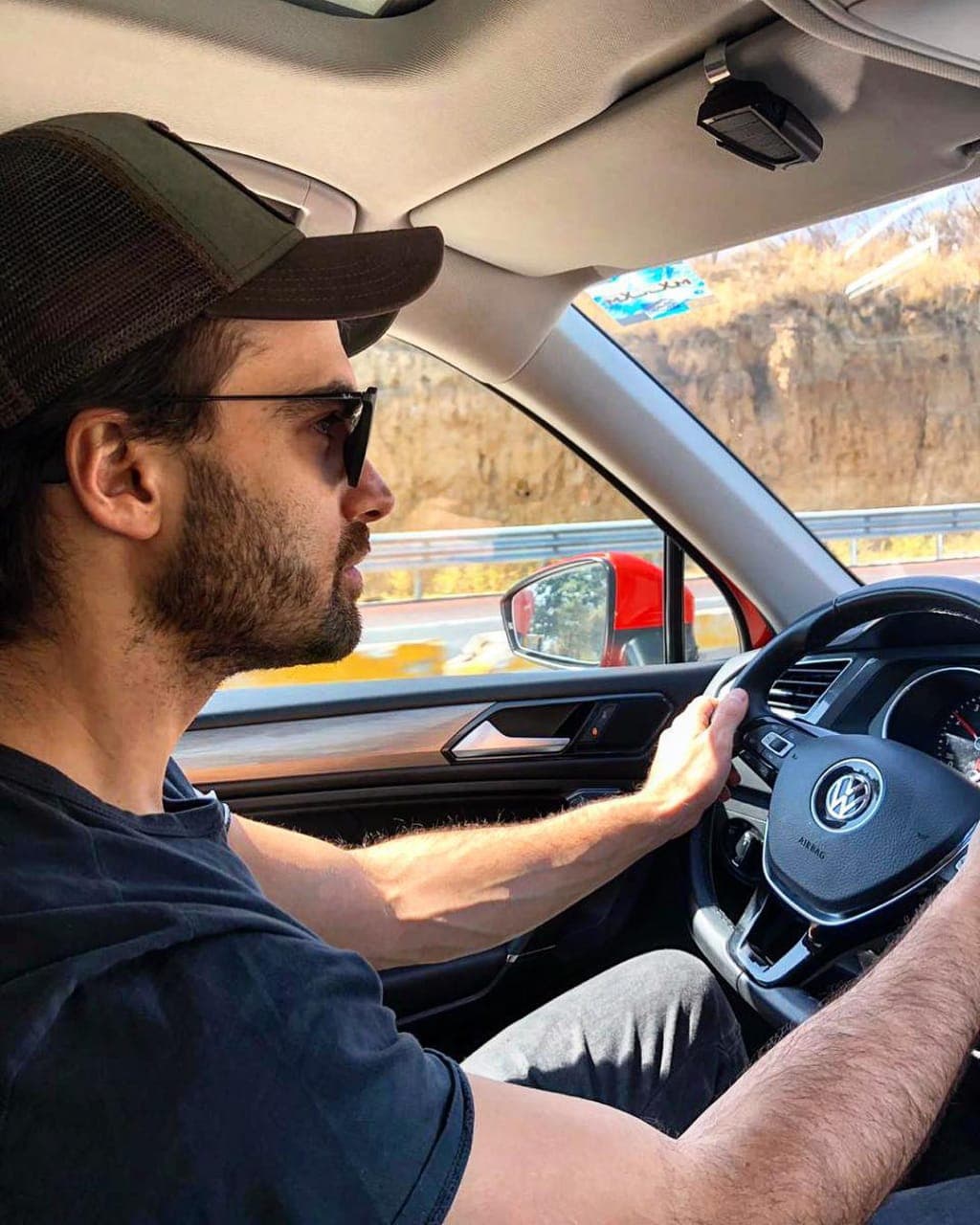 Hasta hace unos días, cuando ambos actores eran cuestionados por la prensa en torno a su relación, la información compartida por ellos mismos era limitada.