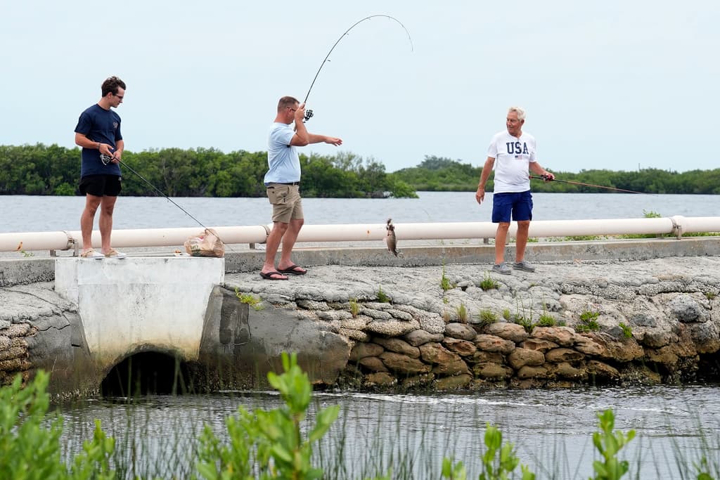 En Suncoast Key, Ozello, en el condado Citrus, este trío de pescadores intentaba capturar algo horas antes de que llegara la lluvia.