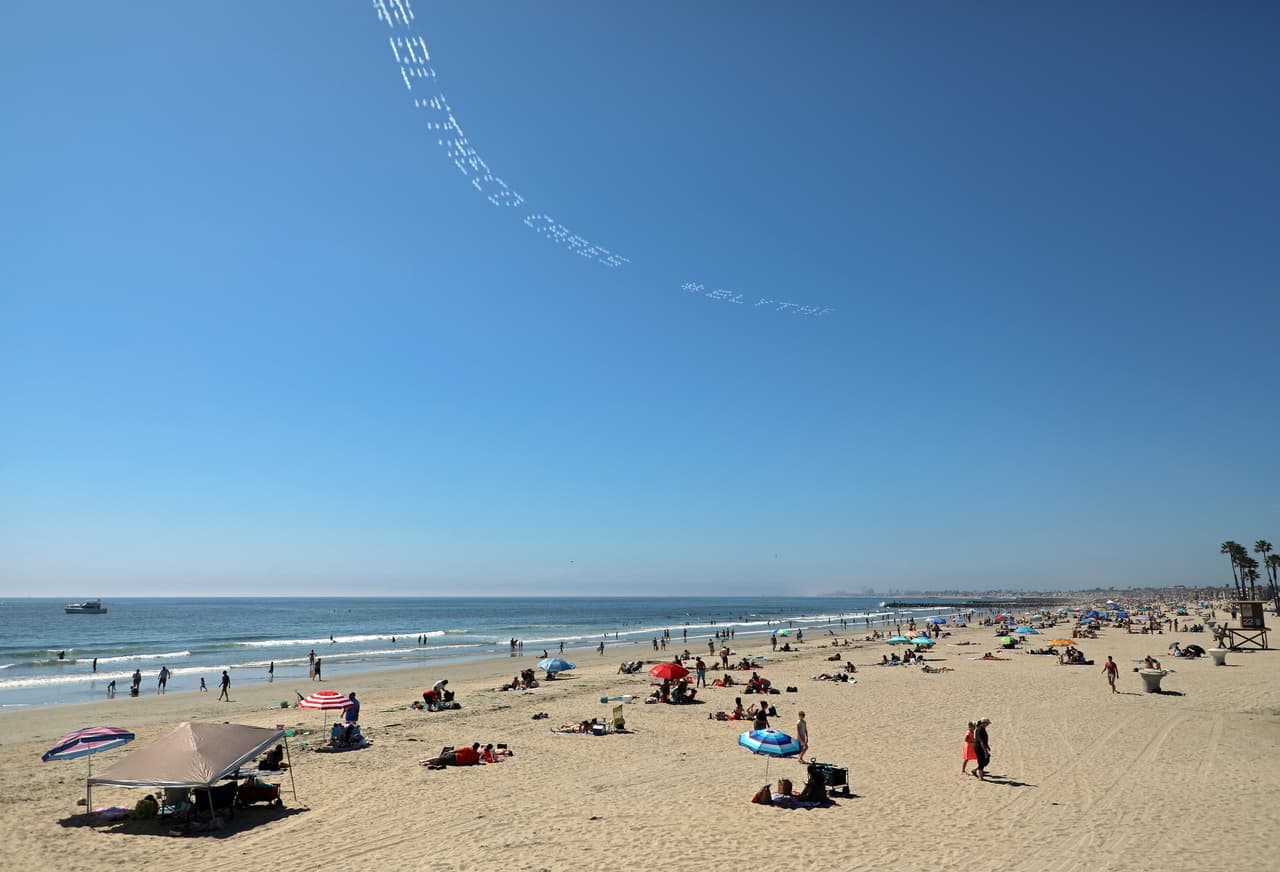 Y los servicios de restaurantes sirven solo a clientes con mascarillas. Además, reciben pedidos para llevar.