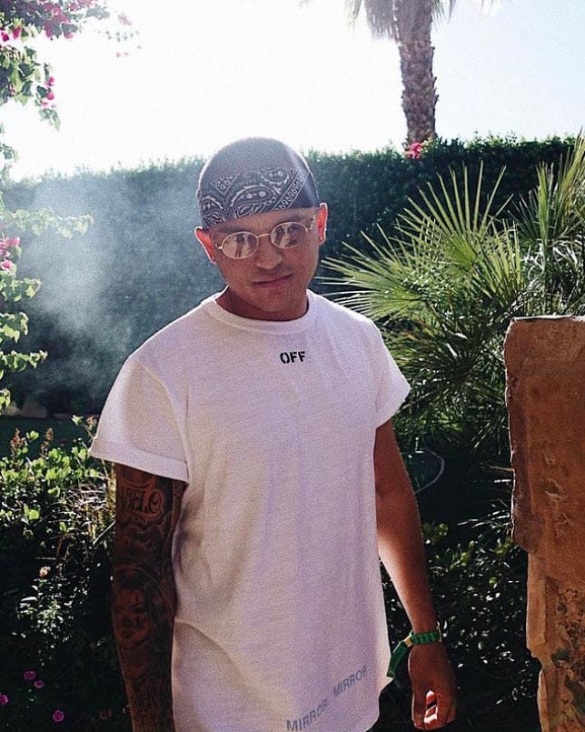 Sánchez es apasionado del boxeo y vive en Los Ángeles.
<br>