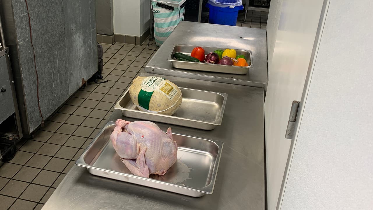 Recuerda que un pavo que se descongela en agua fría debe cocinarse de inmediato y también puedes descongelarlo en el microondas siguiendo las instrucciones adecuadas del electrodoméstico.