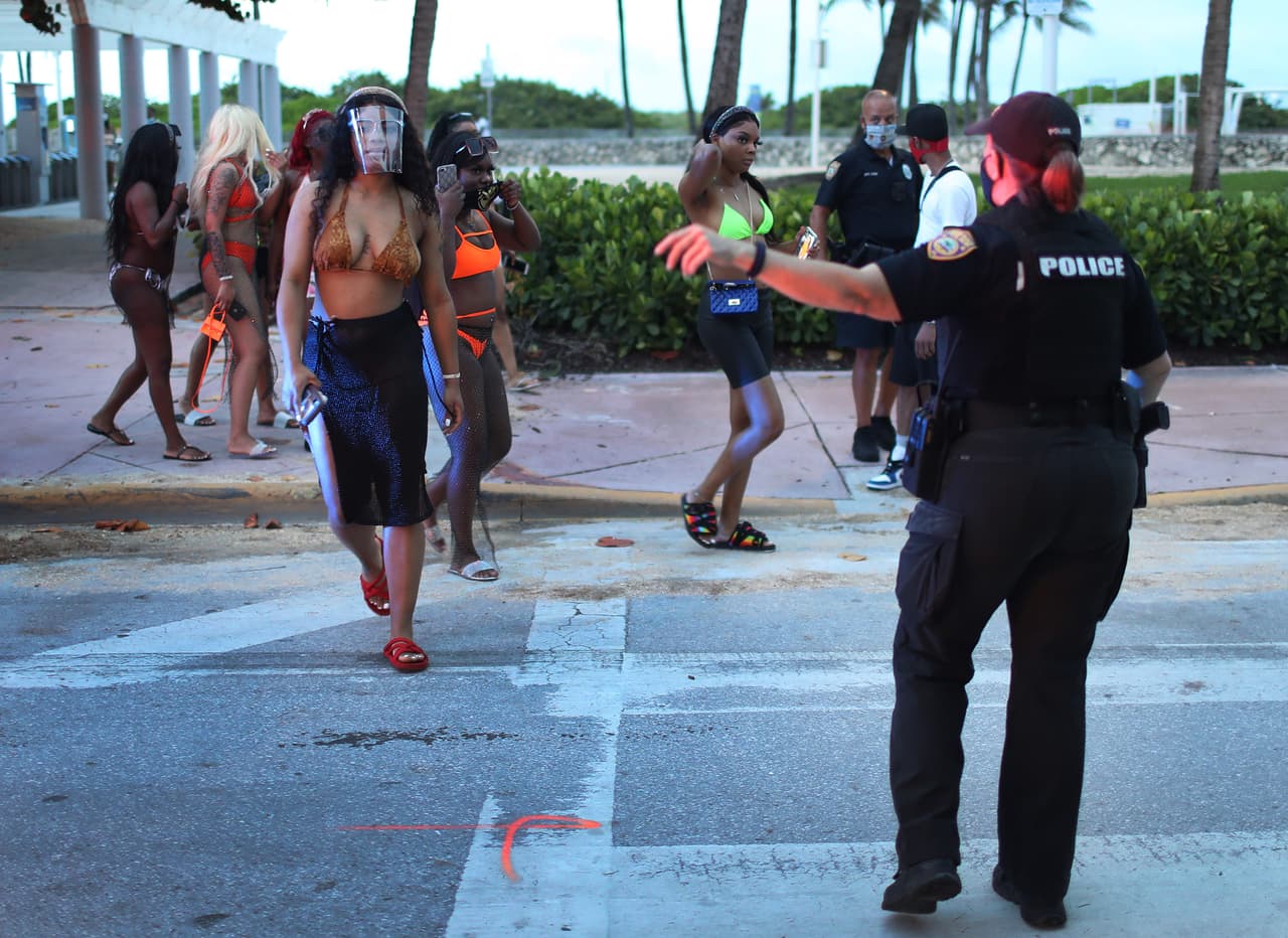 Las multas fueron impuestas por inspectores del Departamento de Cumplimiento de Códigos de Miami Beach, la Policía de Miami Beach y guardaparques de la ciudad.
<br>