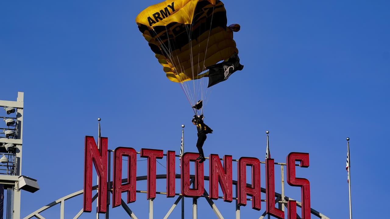 Pero el avión transportaba paracaidistas que minutos después descendieron en Nationals Park, a una milla y media de distancia.