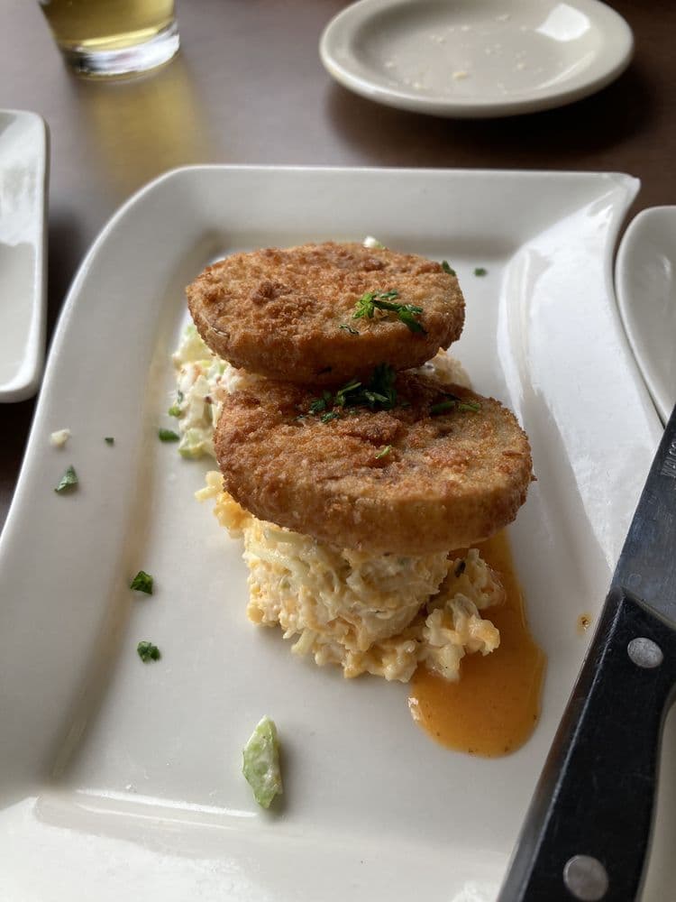 <b>Glenwood Grill</b>
<br>2603-151 Glenwood Ave Raleigh, NC 27608
<br>Teléfono: (919) 782-3102
<br>Sitio web:
<a href="http://www.glenwoodgrill.com">http://www.glenwoodgrill.com</a>
<br>
<a href="https://www.yelp.com/map/glenwood-grill-raleigh">Cómo llegar</a>
<br>
<br>Se promociona como uno de los “de los destinos gastronómicos más antiguos de Raleigh” y que el “restaurante es conocido por su delicioso menú de mariscos, comida sureña y opciones de almuerzos informales. Toda nuestra comida está hecha a mano para lograr el delicioso y jugoso sabor que nos distingue”.