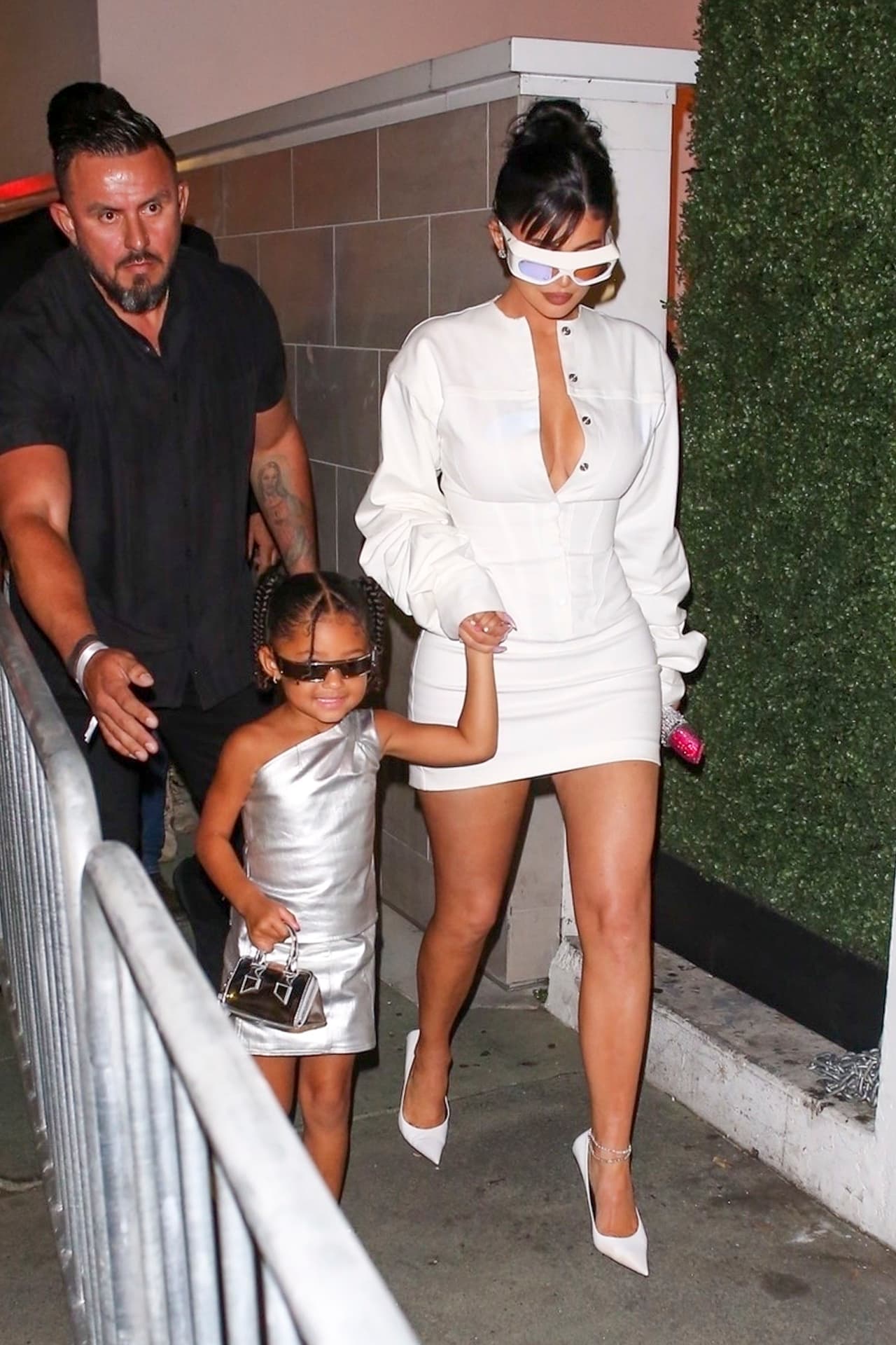 Pero el accesorio que elevó tanto el estilo como el costo del outfit de la hija de Kylie fue el pequeño bolso plateado asimétrico que llevaba en la mano.
<br>