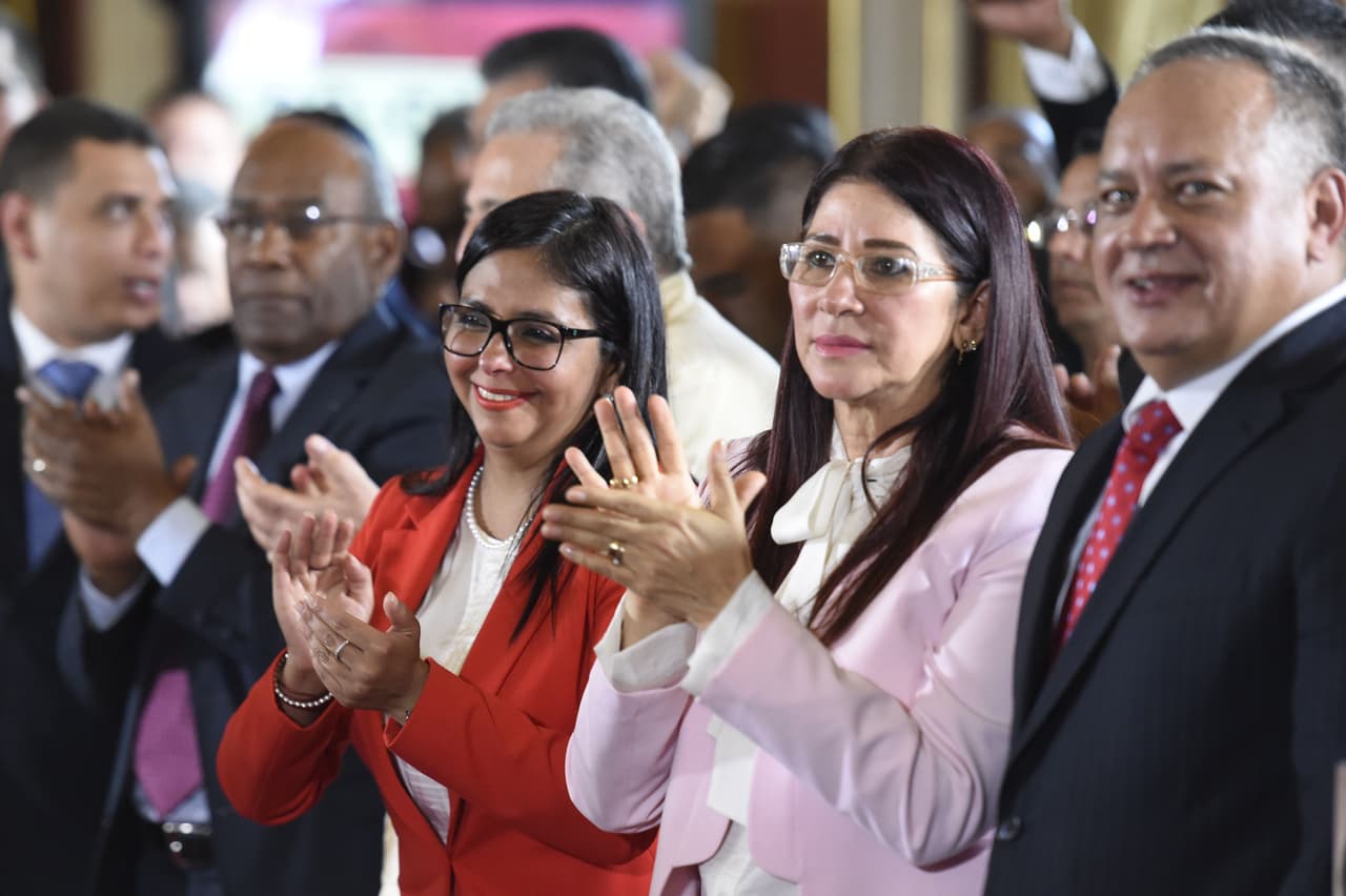 The assembly, which has absolute powers, is headed by former Foreign Minister Delcy Rodríguez, along with Vice-Presidents Aristóbulo Istúriz and Isaías Rodríguez. In the photo, the assembly heads, accompanied by the first lady, Cilia Flores, and the leader of the United Venezuelan Socialist Party (PSUV), Diosdado Cabello.