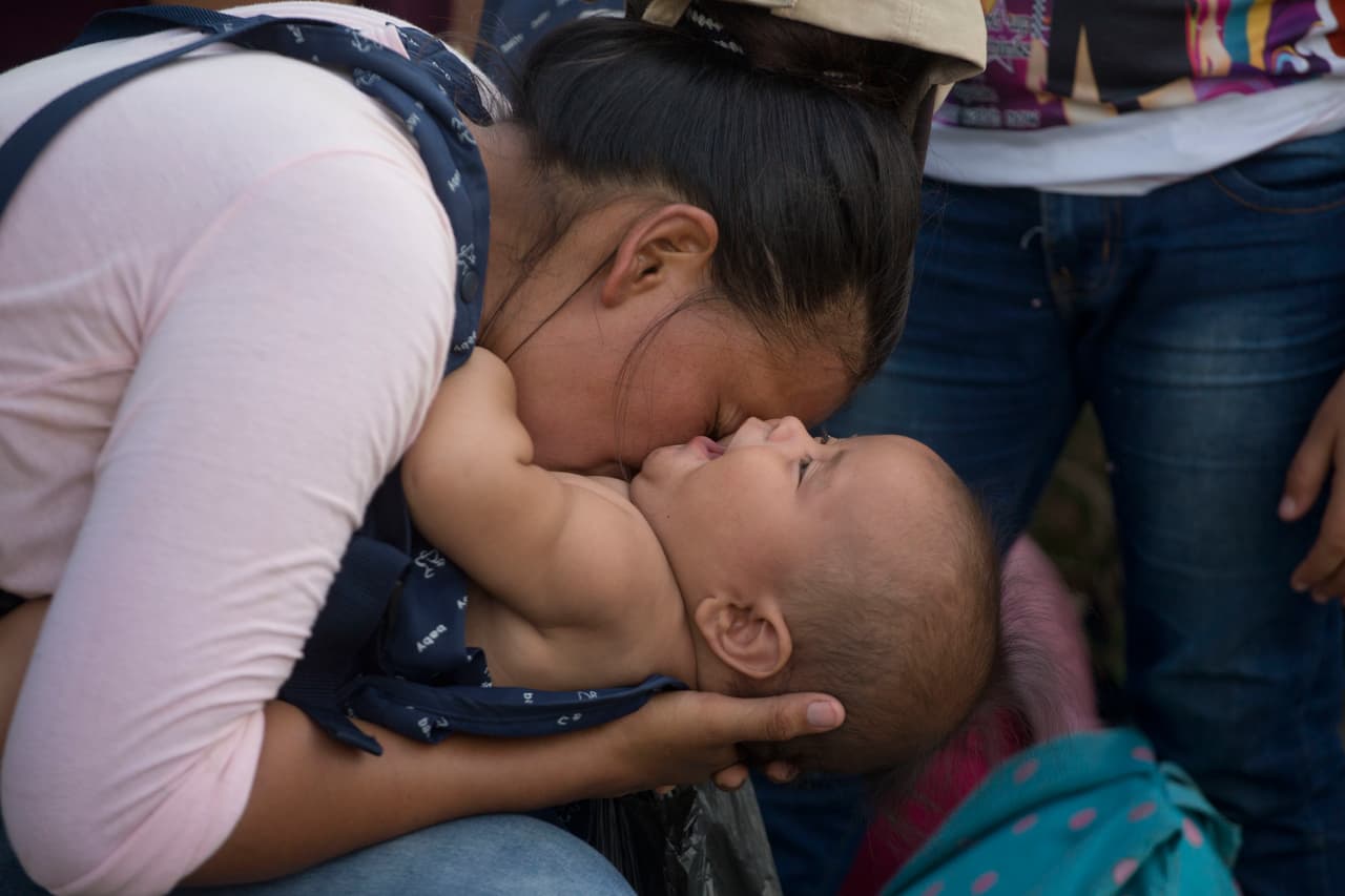 La nueva caravana de migrantes comenzó en San Pedro Sula, la segunda ciudad más grande de Honduras, cercana a la frontera con Guatemala. Unas 160 personas comenzaron la caminata, entre ellos decenas de niños como Glinder, que solo tiene cuatro meses de edad. Viaja con Daisy Zuñiga, su madre, oriunda de Puerto Cortés.