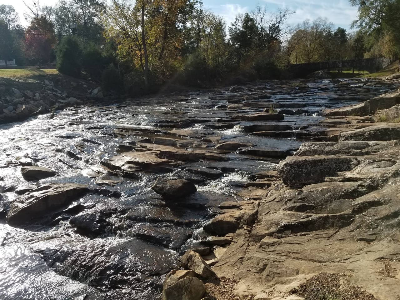 Durante siglos, los indios Creek recogieron el agua de manantial por sus cualidades curativas y, durante el siglo XIX, la zona era una bulliciosa ciudad turística. Hoy día, los visitantes aún pueden probar el agua de manantial que fluye dentro de la Casa de Manantial de piedra construida por el Cuerpo Civil de Conservación durante la Gran Depresión.
